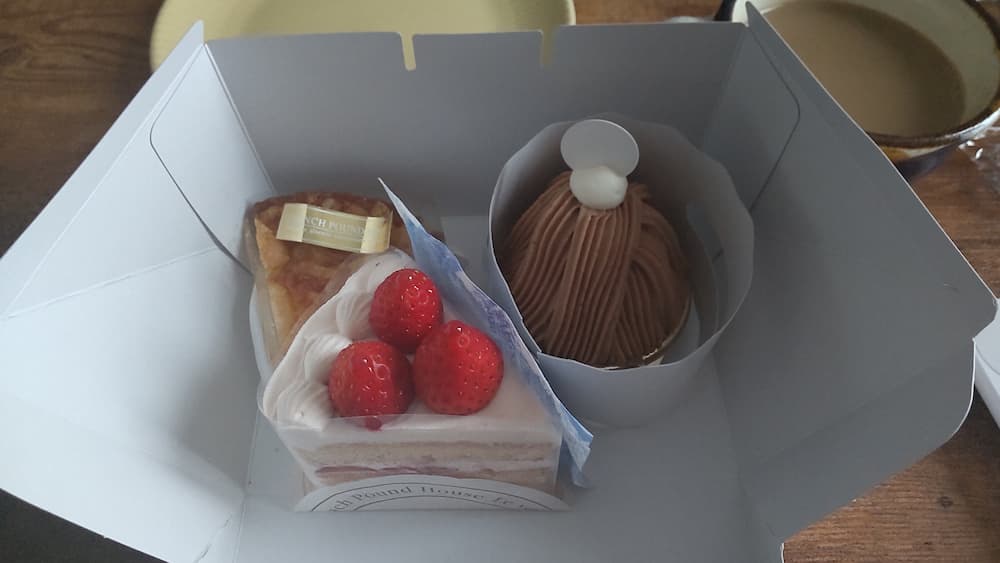 箱に入ったケーキ３種